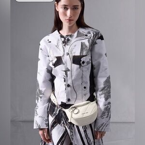 ✨Host pick✨Charles & Keith Cream Crossbody Bag with Gold Chain